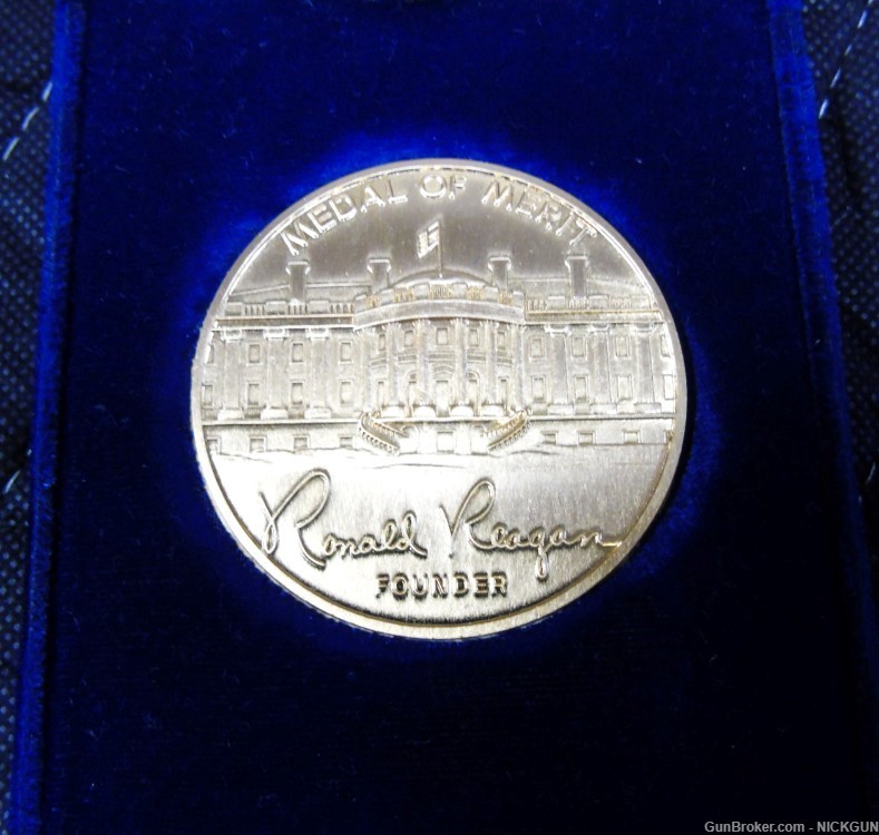vintage 1980's RONALD REAGAN Medal of Merit Presidential Task Force Medal-img-3
