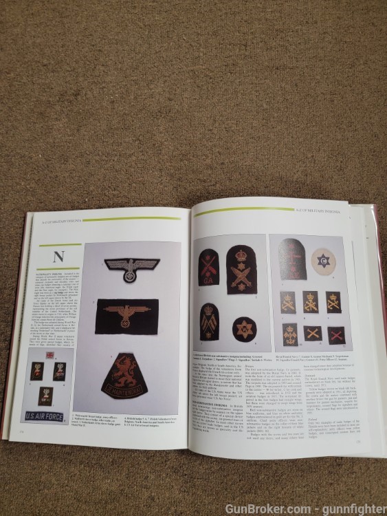 Illustrated Encyclopedia of MILITARY INSIGNIA of the 20th Century-img-2