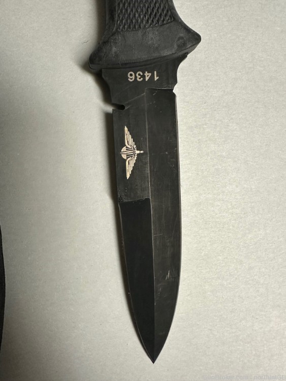 BELGIAN PARATROOPER COMANDO KNIFE. DAMAGED SCABBARD. SERIAL #1436-img-1