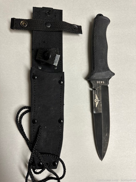 BELGIAN PARATROOPER COMANDO KNIFE. DAMAGED SCABBARD. SERIAL #1436-img-0