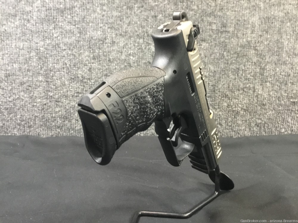 Like New Walther P22 SemiAuto Handgun 22LR w/ Box & 2x10 Mags-img-5