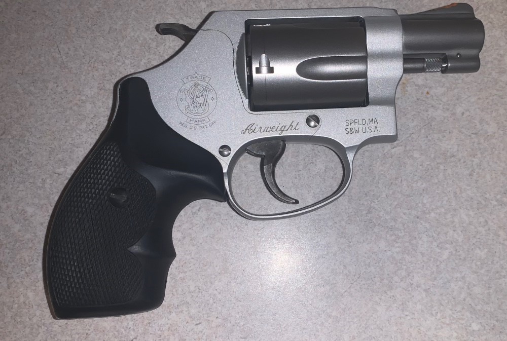 Smith and Wesson Model 637 (used)-img-1
