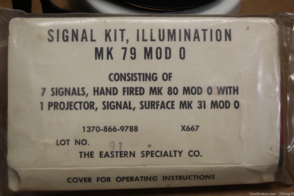 US Military Illumination Signal MK 79 Mod 0 Flare Kit 1968 Navy Marked-img-3
