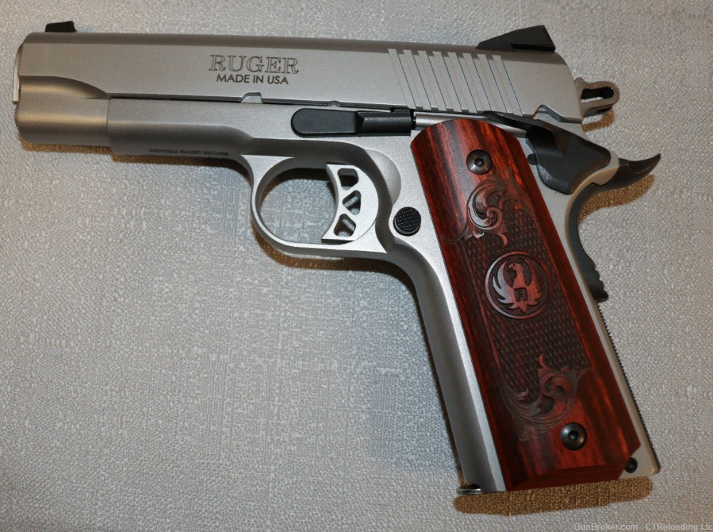 Ruger SR1911 Commander-Style 45 Acp. 4.25" barrel 3 mags extra grip-img-5