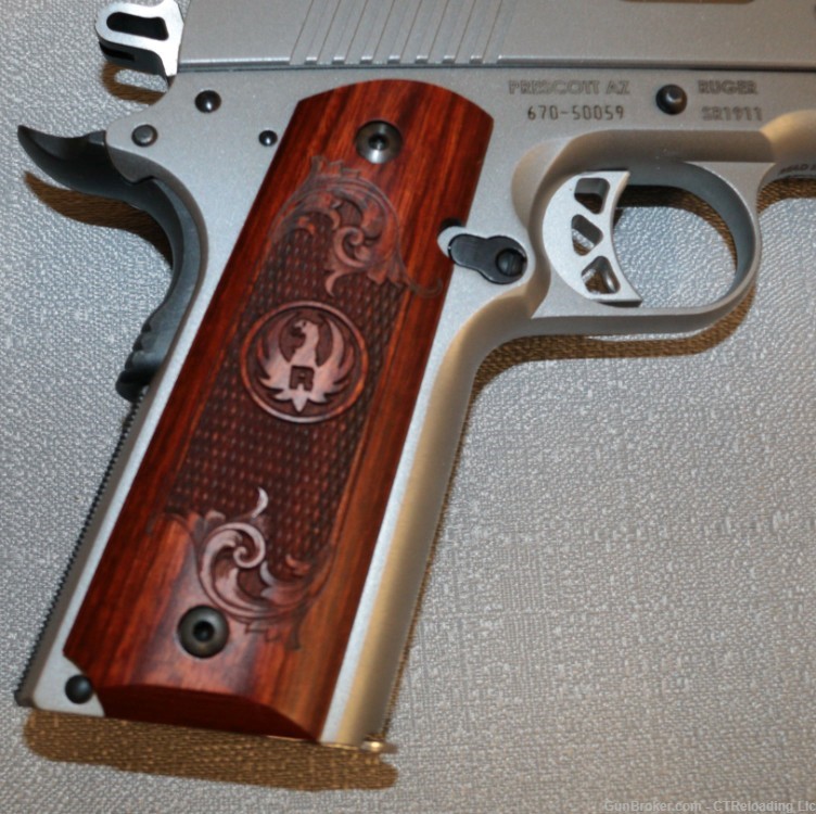 Ruger SR1911 Commander-Style 45 Acp. 4.25" barrel 3 mags extra grip-img-9