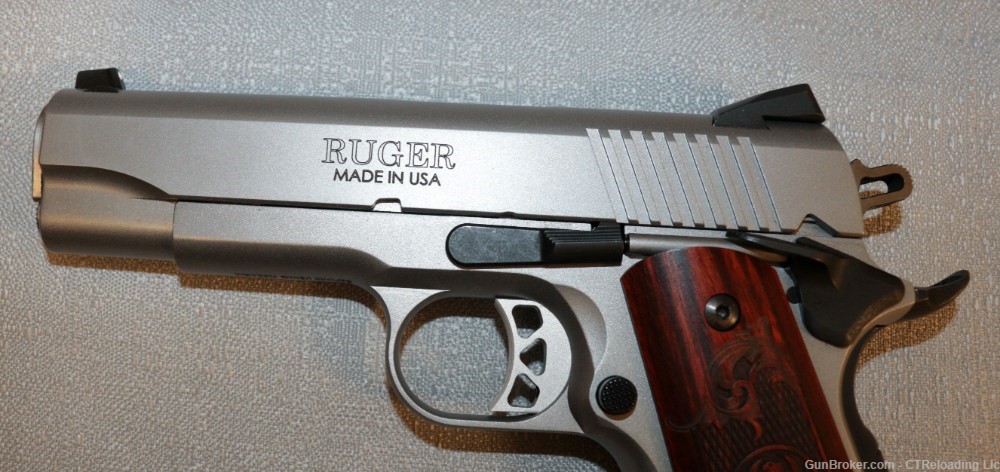Ruger SR1911 Commander-Style 45 Acp. 4.25" barrel 3 mags extra grip-img-6