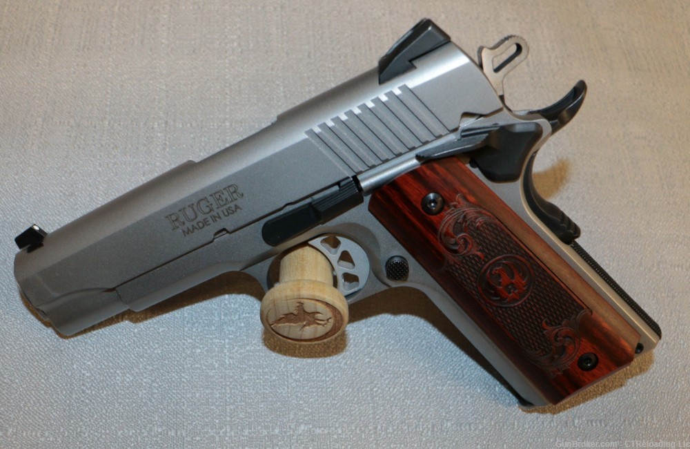 Ruger SR1911 Commander-Style 45 Acp. 4.25" barrel 3 mags extra grip-img-2