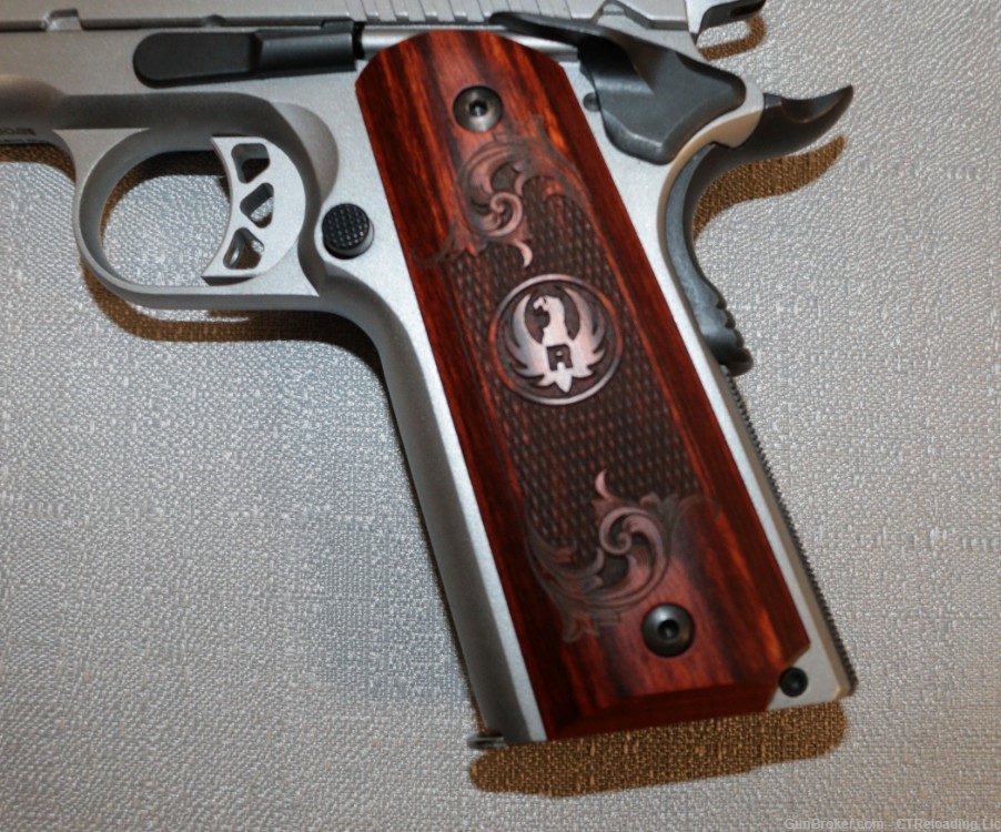 Ruger SR1911 Commander-Style 45 Acp. 4.25" barrel 3 mags extra grip-img-7