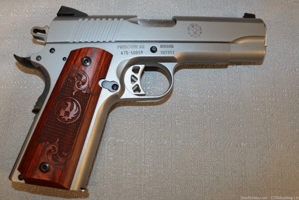 Ruger SR1911 Commander-Style 45 Acp. 4.25" barrel 3 mags extra grip-img-4