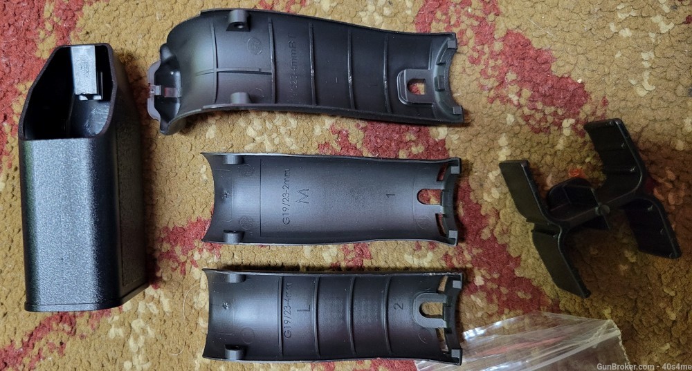 (3) Glock 19 or 23 Gen 5 grip backstraps with loader Medium Large-img-3