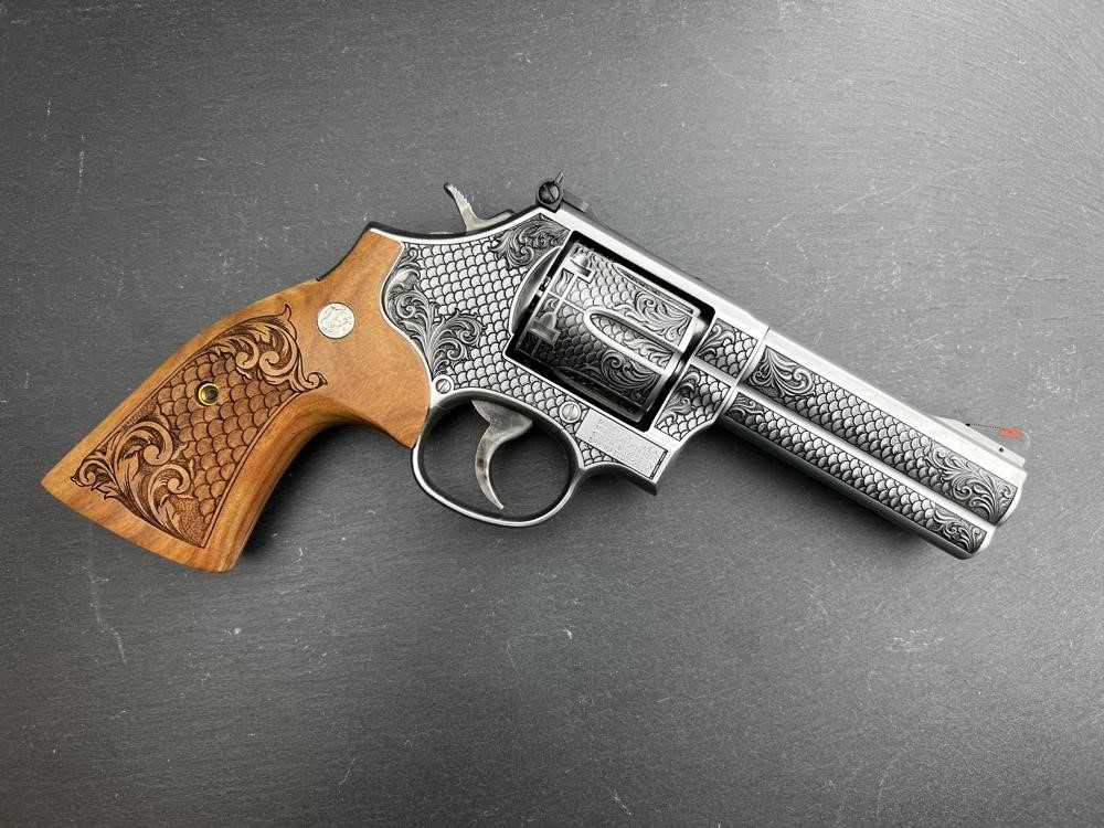 FACTORY 2ND - S&W 686 4" Royal Fishscale  AAA Custom Engraved by Altamont-img-9