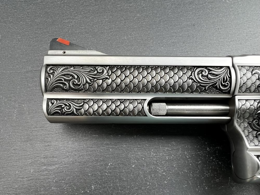 FACTORY 2ND - S&W 686 4" Royal Fishscale  AAA Custom Engraved by Altamont-img-1