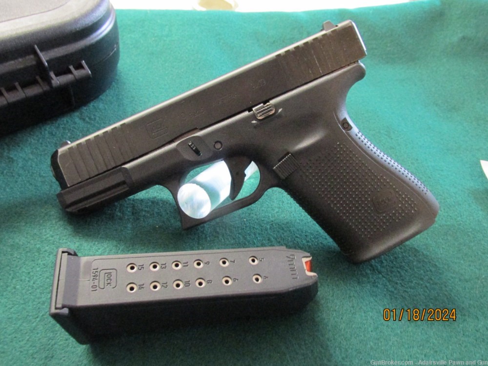 Glock 19 Gen 5 9mm used with case and extras-img-4