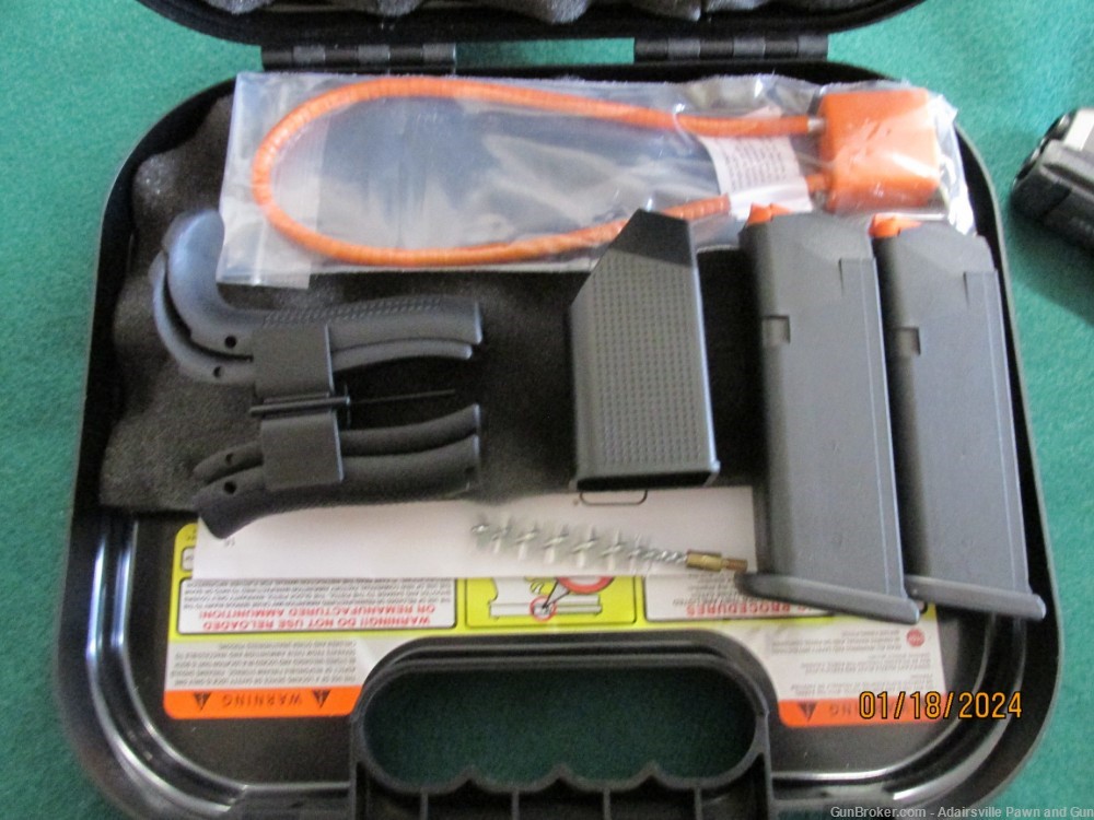 Glock 19 Gen 5 9mm used with case and extras-img-2