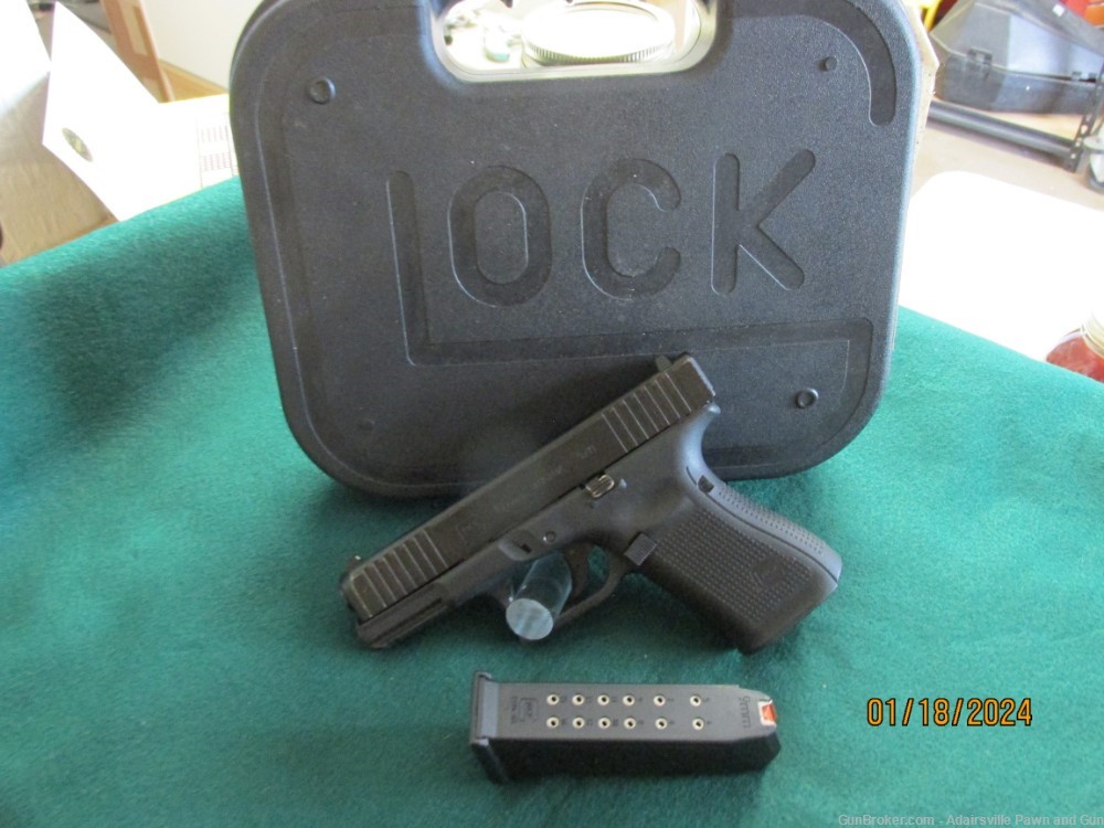 Glock 19 Gen 5 9mm used with case and extras-img-3