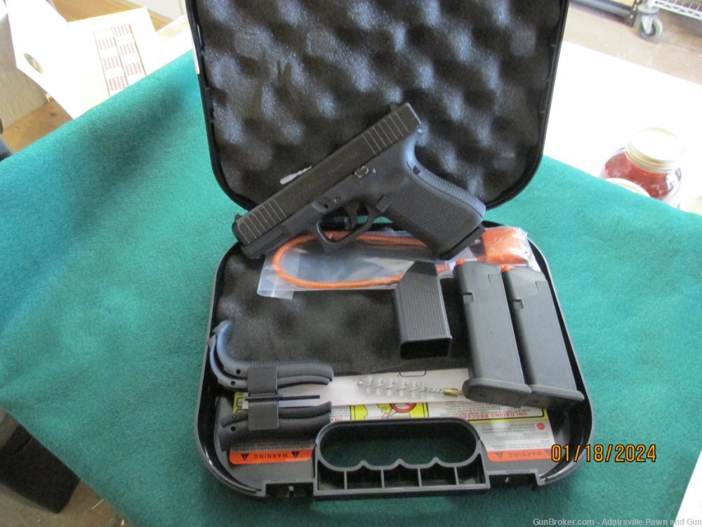 Glock 19 Gen 5 9mm used with case and extras-img-1