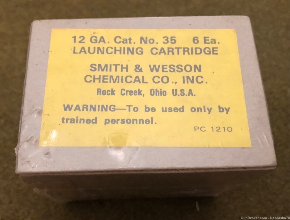 Full sealed vintage box Smith and Wesson S&W 12 gauge launching cartridges -img-0