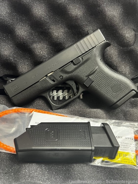 GLOCK G42 G3 380ACP 6+1 3.25" FS W/TWO 6RD MAGS, ACC & CASE 380 ACP NEW -img-2