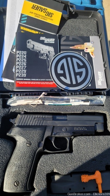 NEW Sig P226R, 9MM, 4.4" 15 Rounds, 2 Mags, 2 Grip Sets-img-3