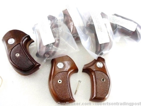 Sile Walnut Combat Grips for S&W J Round Smith & Wesson Banana type sil711-img-1