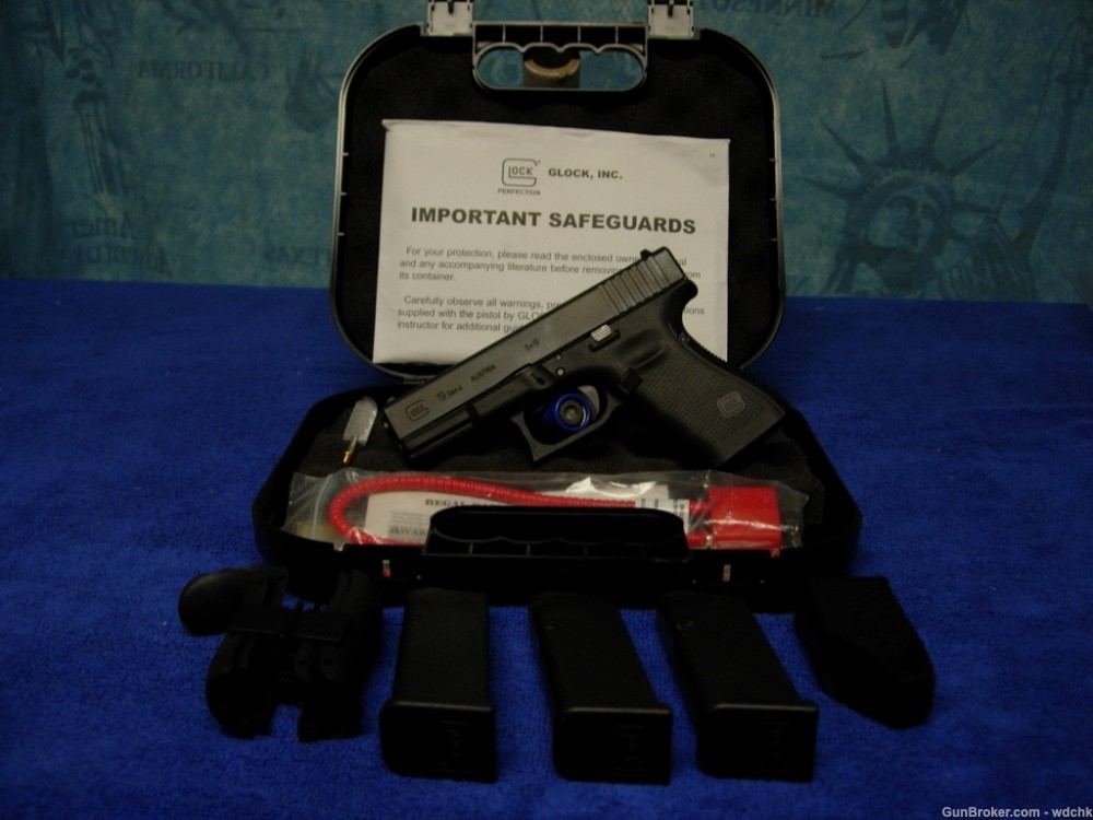 Glock 19 Gen 4 G19 Very Good 3) 10 Rd mags original case & accessories -img-0
