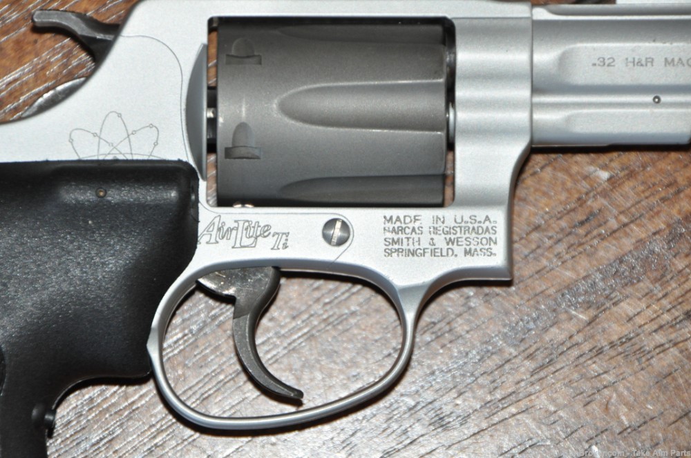 Smith & Wesson 331 Air Lite Titanium 32HR Mag w/ CTC Laser Grips-img-5