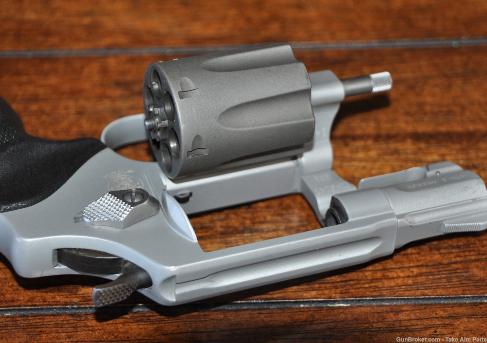 Smith & Wesson 331 Air Lite Titanium 32HR Mag w/ CTC Laser Grips-img-19