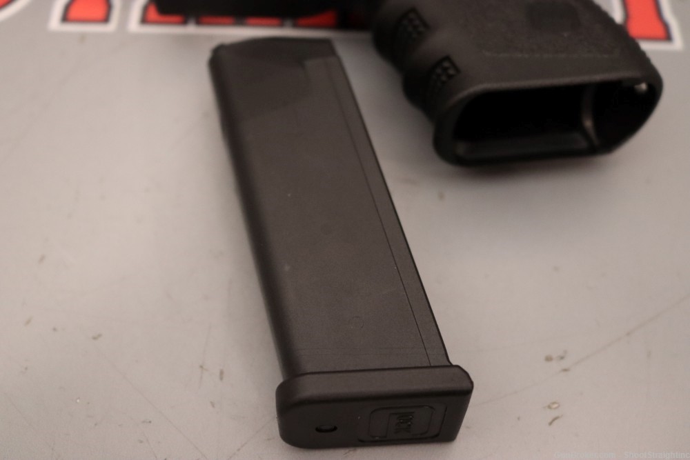 Glock G19 Gen3 9mm 4.02" w/ Case -img-32