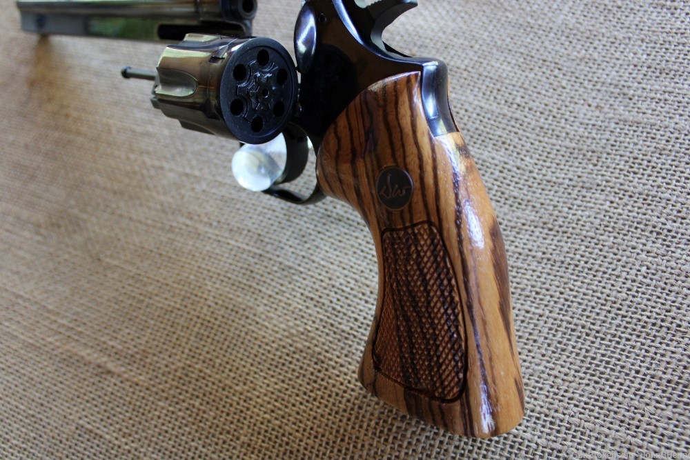 Dan Wesson 22LR Revolver with 4 Barrels, Extra Grips, Belt Buckle , Case -img-21