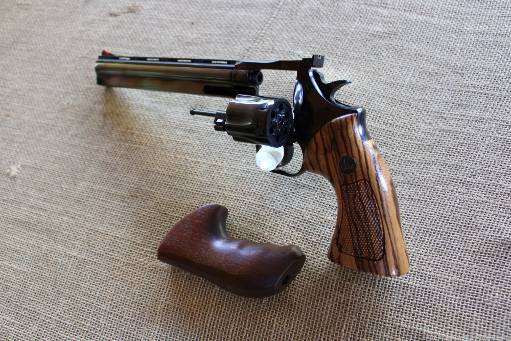 Dan Wesson 22LR Revolver with 4 Barrels, Extra Grips, Belt Buckle , Case -img-24