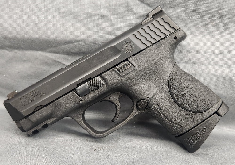 Smith & Wesson M&P40c pistol .40 S&W with box-img-3