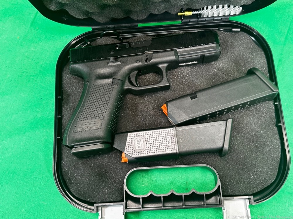 Glock 17 Gen 5 9mm G17 3 mags in box used Like new in box -img-15