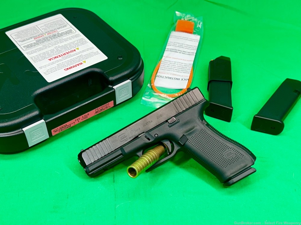 Glock 17 Gen 5 9mm G17 3 mags in box used Like new in box -img-0