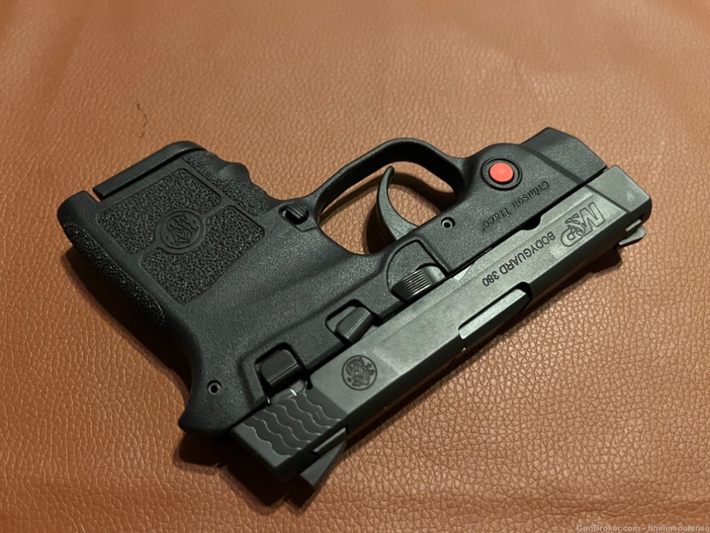 Smith & Wesson Bodyguard .380 with Crimson Trace Laser Two Magazines -img-4