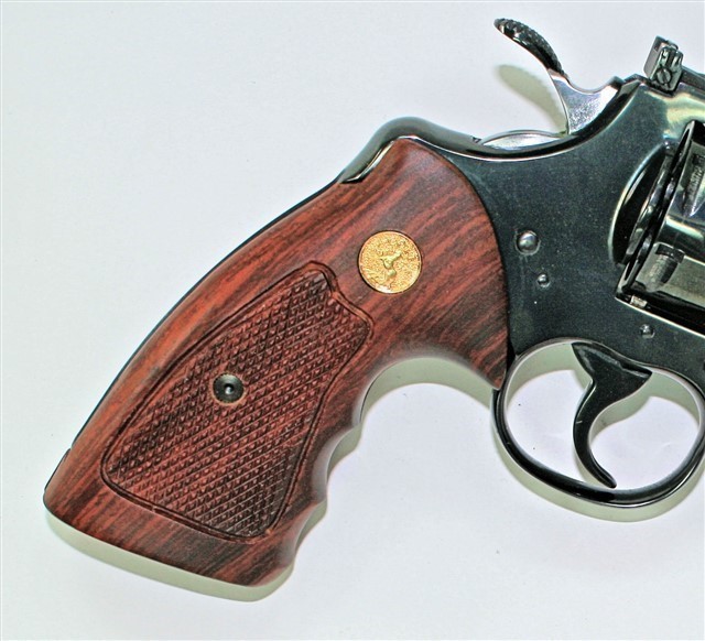 Colt Python Checkered Rosewood Grips W/Medallions-img-1