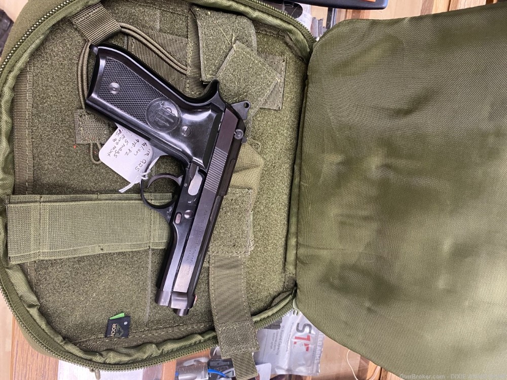 Beretta 92 S Italian 9 mm with 5-15 rd magazines , soft case -img-0