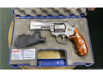 S&W, SMITH & WESSON 686-4 FACTORY LAZER ENGRAVED FACTORY NEW