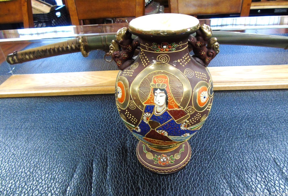 Antique Japanese Satsuma pottery/Vase early 20th Century.-img-2
