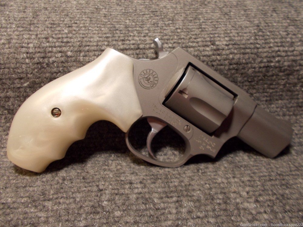 Custom Smooth Grips Taurus Small Frame Revolvers 85, 605, 856 Pearl White-img-1