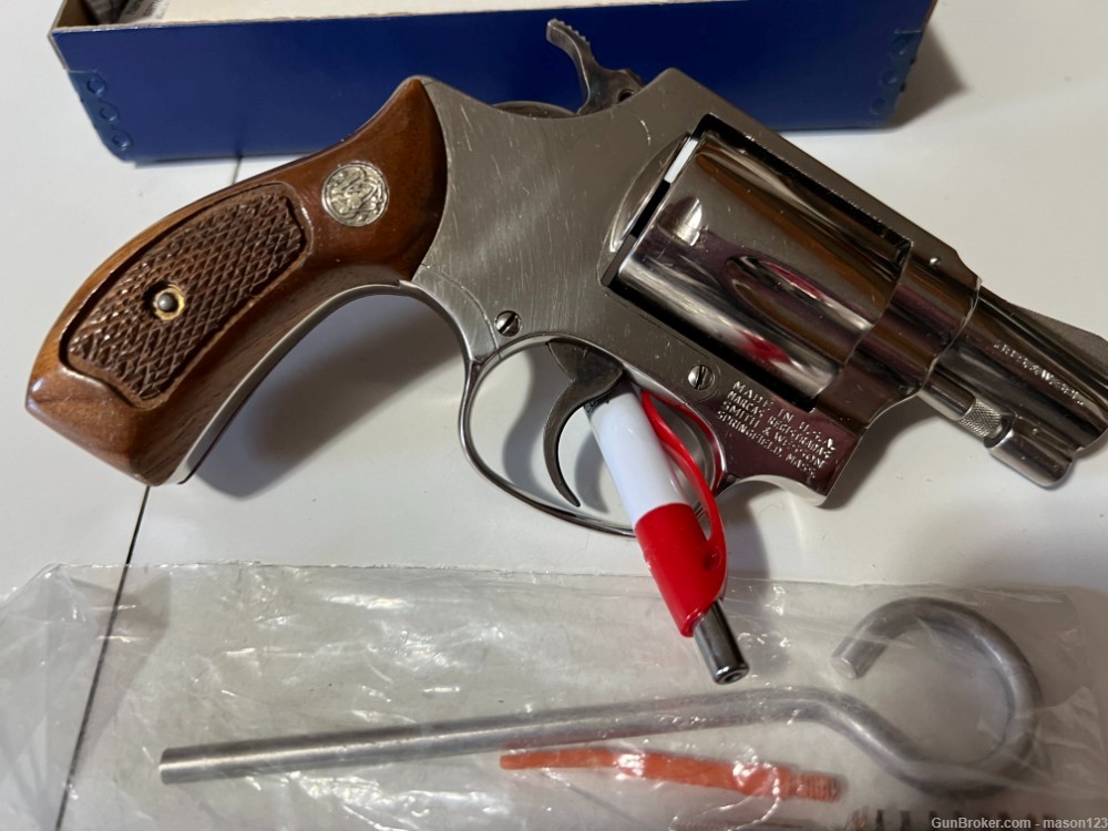 38 SPL. 2 " NICKEL SMITH AND WESSON MODEL 36 NICKEL IN BOX-img-2