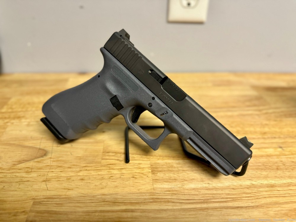 Glock 17 RTF2, Vickers Grey Edition, 9MM, 4.49" bbl, NEVER BEEN FIRED!-img-2