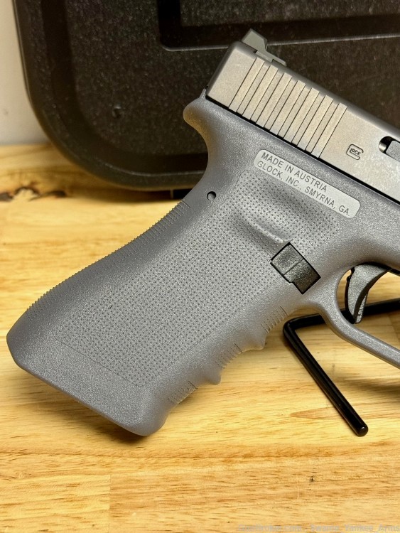 Glock 17 RTF2, Vickers Grey Edition, 9MM, 4.49" bbl, NEVER BEEN FIRED!-img-3