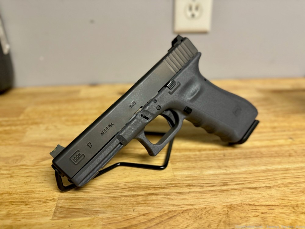 Glock 17 RTF2, Vickers Grey Edition, 9MM, 4.49" bbl, NEVER BEEN FIRED!-img-1