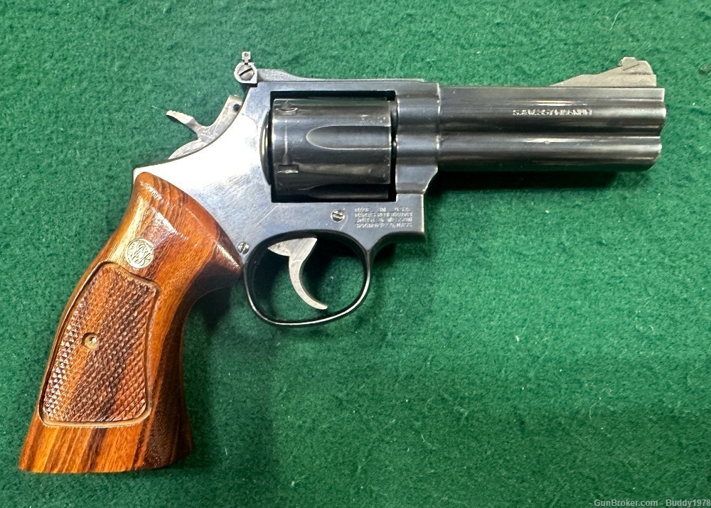 Smith and Wesson 586 - No Dash, 4" barrel, .357 Mag, NICE wood grips-img-1