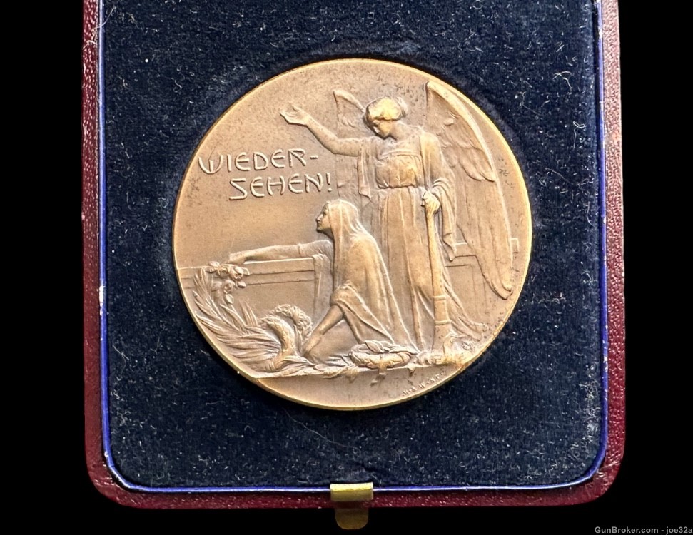 German Remembrance Medal with Case box pre WW2 WWII WWI badge 1934 early -img-1