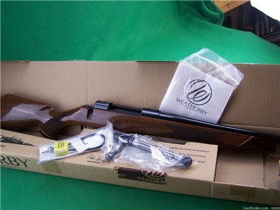 MINT - LIKE NEW WEATHERBY VANGUARD DELUXE, 300 WBY MAG, 24"BBL, FANCY WOOD