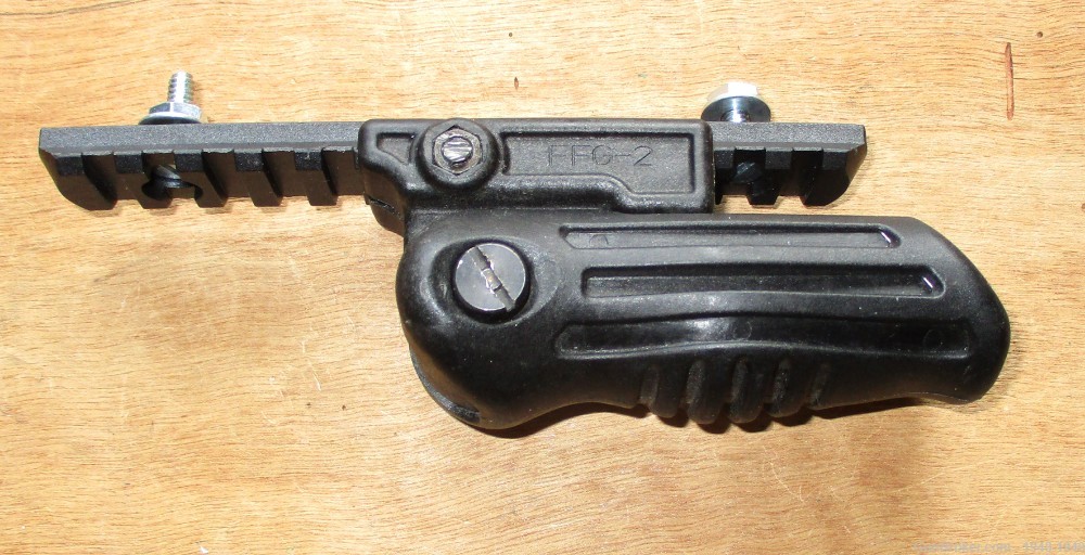 AR15 / M16 FOLD UP Fore Grip w/ a Picatinny / Weaver Rail & Screws #3     -img-1