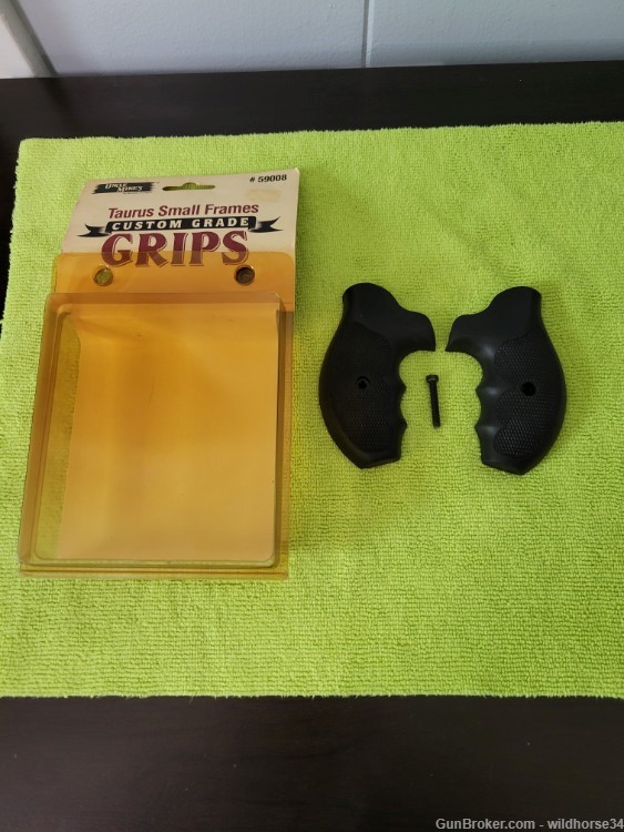 Uncle Mikes custom grips for TAURUS Small Frames Revolvers.-img-0