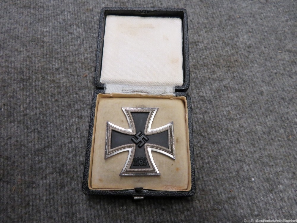 GERMAN WWII 1ST CLASS IRON CROSS WITH ORIGINAL CASE MARKED "26" (RARE)-img-1