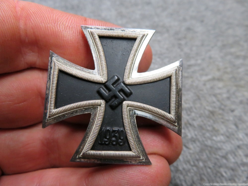 GERMAN WWII 1ST CLASS IRON CROSS WITH ORIGINAL CASE MARKED "26" (RARE)-img-11